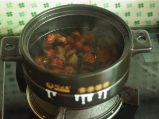 3、板栗烧鸡,放入开水锅中焖烫，至口开大