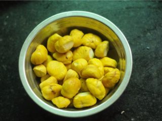 4、板栗烧鸡,捞出来，趁热剥壳