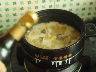 8、板栗烧鸡,淋入老抽