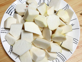 4、芋头排骨汤,芋头滚刀切成小块儿待用。