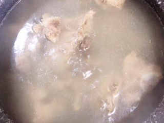 8、芋头排骨汤,将排骨汤上浮着的脏物用勺子盛出去。