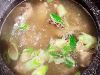 11、芋头排骨汤,大火煮开锅，盖盖儿，小火儿炖煮1小时。