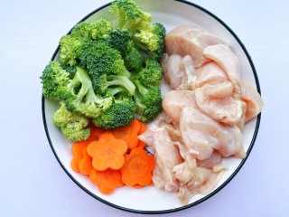 1、蜜汁香煎鸡胸肉,鸡胸肉切厚片，西兰花切小朵，胡萝卜切小花形状备用。