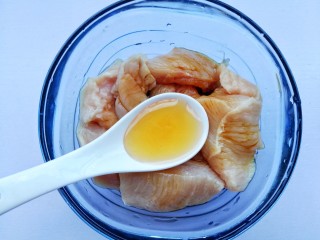 6、蜜汁香煎鸡胸肉,一勺蜂蜜。