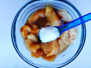 7、蜜汁香煎鸡胸肉,一小勺盐。