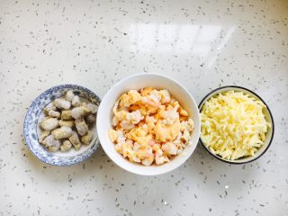 2、芝士虾仁焗饭,剩炒虾仁1小碗，牛肉粒20粒，芝士50g。