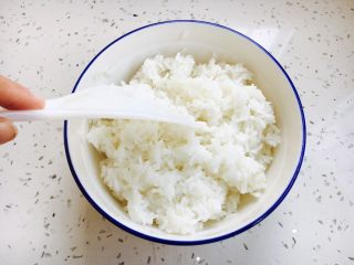 4、芝士虾仁焗饭,将剩米饭打散