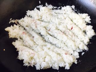 8、芝士虾仁焗饭,把剩米饭炒匀