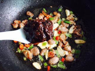 16、干煸有机花菜,加一勺豆瓣酱翻炒均匀