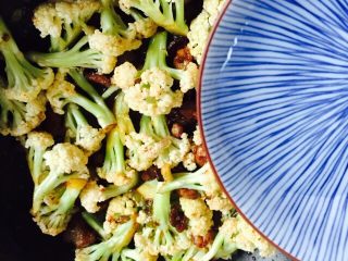 19、干煸有机花菜,加少许的热水翻炒至断生即可关火