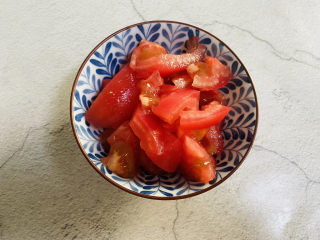 2、西红柿香菇汤,西红柿洗净去皮切小块