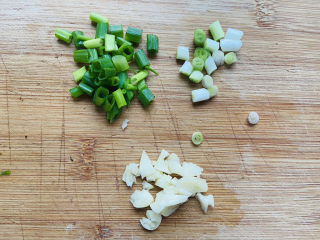 5、西红柿香菇汤,香葱洗净,葱白和葱叶分开切。蒜头去皮拍碎