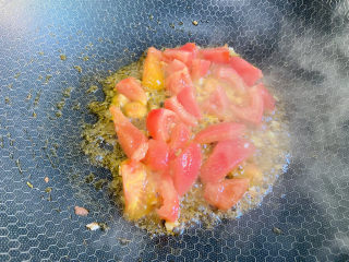 9、西红柿香菇汤,翻炒片刻