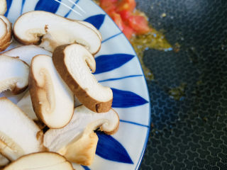 10、西红柿香菇汤,放入香菇