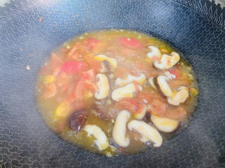 14、西红柿香菇汤,大火烧开转中火煮三分钟