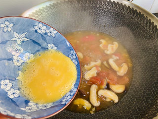 15、西红柿香菇汤,淋入鸡蛋液