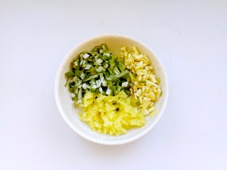 3、牛肉酱,葱、姜、蒜切末。