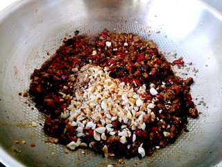 12、牛肉酱,加入芝麻与花生碎。