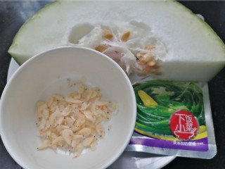 1、海带冬瓜汤,准备好所需材料