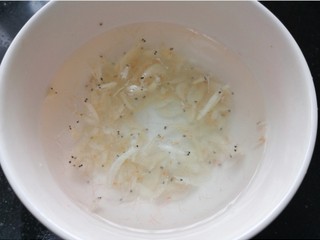 2、海带冬瓜汤,虾皮泡水泡掉些咸味