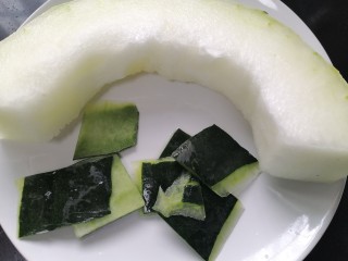 4、海带冬瓜汤,切去冬瓜皮