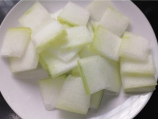 5、海带冬瓜汤,将冬瓜切成薄片