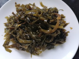 6、海带冬瓜汤,海带剪成小段