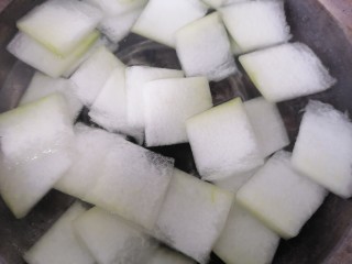 7、海带冬瓜汤,锅内放水烧开放入冬瓜开始煮