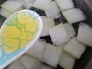 8、海带冬瓜汤,加入一勺油