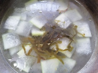 9、海带冬瓜汤,煮一会之后将海带放入一同煮