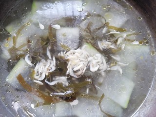 10、海带冬瓜汤,放入虾皮一起煮