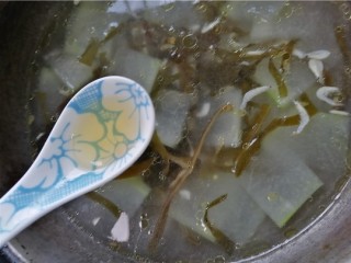 12、海带冬瓜汤,加入一勺黄酒去腥