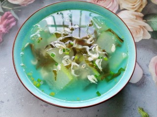 14、海带冬瓜汤,装入容器撒上葱花