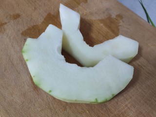 2、冬瓜鸡蛋汤,冬瓜去皮去瓤