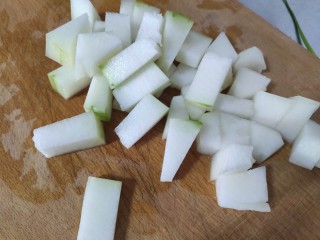 3、冬瓜鸡蛋汤,切块