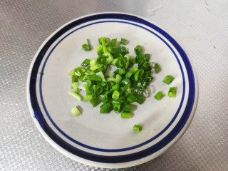 6、冬瓜鸡蛋汤,切葱花备用