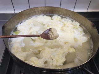 10、冬瓜鸡蛋汤,加入胡椒粉