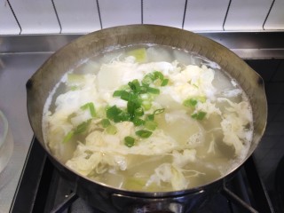 13、冬瓜鸡蛋汤,撒葱花和香油，拌匀即可