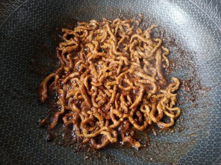 12、京酱肉丝,大火翻炒均匀。