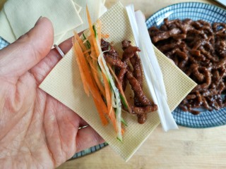 14、京酱肉丝,根据个人喜好搭配蔬菜。