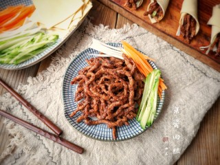 15、京酱肉丝,色泽红润，味道鲜美的京酱肉丝就完成了。