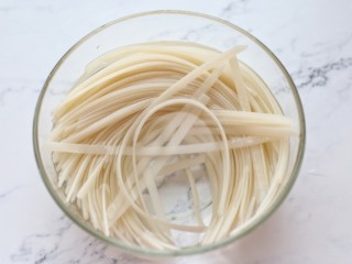1、家常炒河粉,将河粉提前用清水泡软