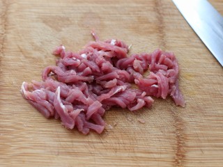 2、家常炒河粉,瘦肉切丝放入容器中