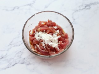 3、家常炒河粉,加入生抽、料酒和淀粉