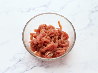 4、家常炒河粉,抓拌均匀腌制十分钟