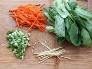 5、家常炒河粉,油菜洗净，胡萝卜切丝，切葱花和姜丝备用