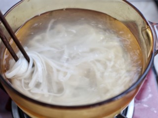 6、家常炒河粉,锅中烧开水放入河粉煮约1-2分钟