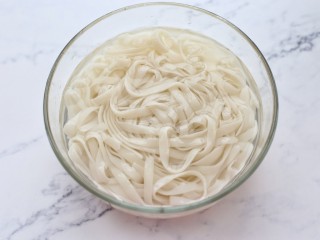 7、家常炒河粉,捞出过凉水备用