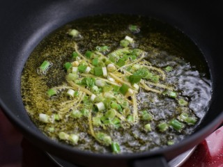 8、家常炒河粉,另起锅放适量油烧热后炒香葱姜