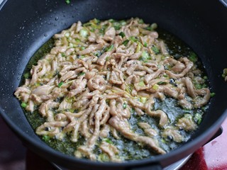 9、家常炒河粉,紧接着放入腌制好的肉丝炒至断生状态